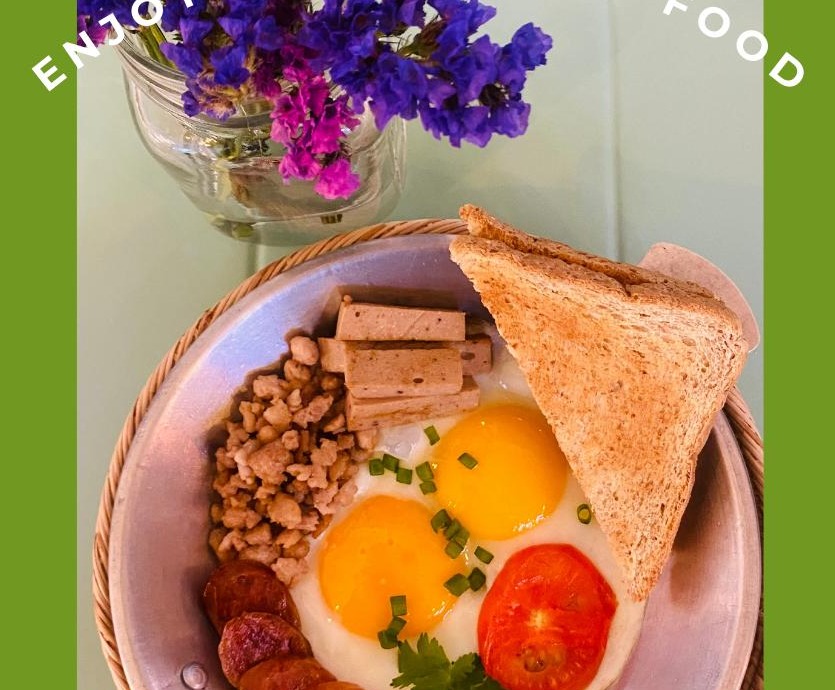 Khai Katha · Vietnamese breakfast pan with eggs, sausage and toast